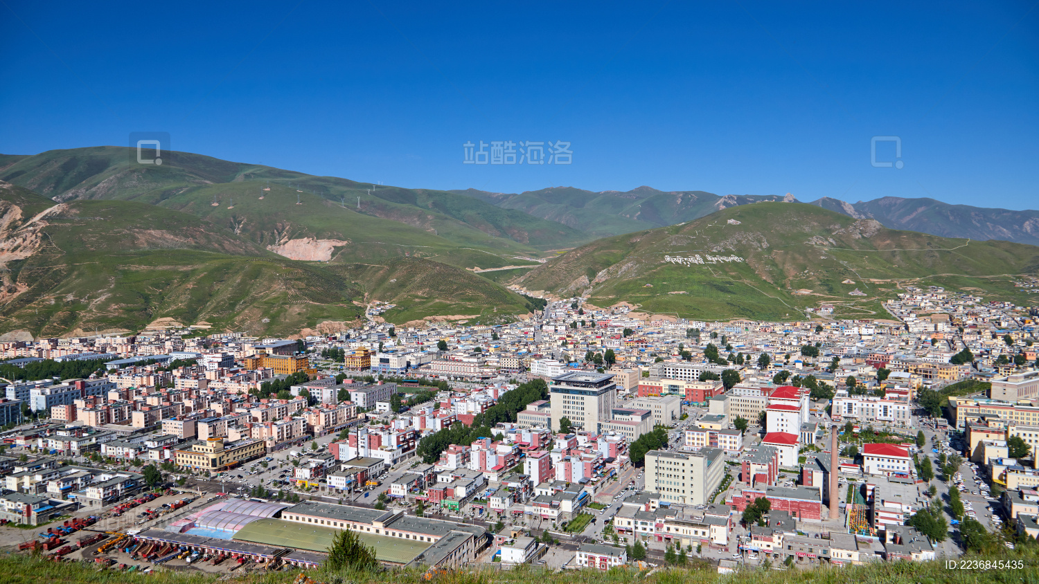 青海省玉树洲观景平台上观看整个城市的全貌