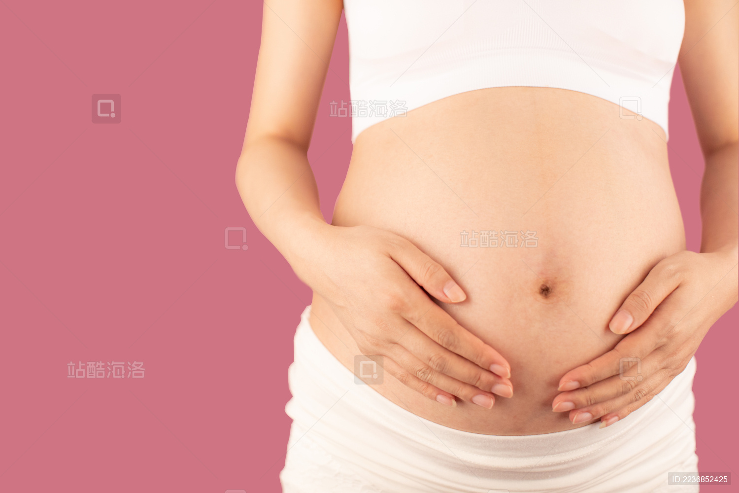 亚洲中国孕妇在单色背景前的特写