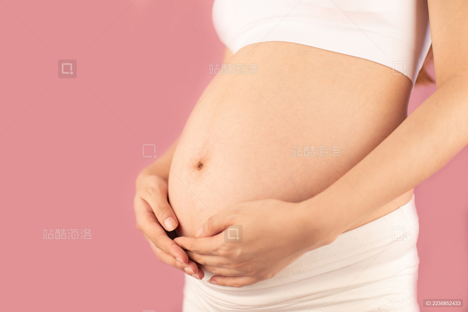 亚洲中国孕妇在单色背景前的特写