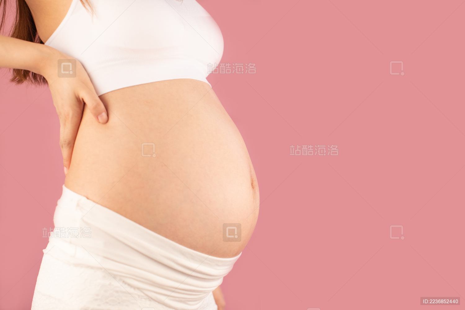 亚洲中国孕妇在单色背景前的特写