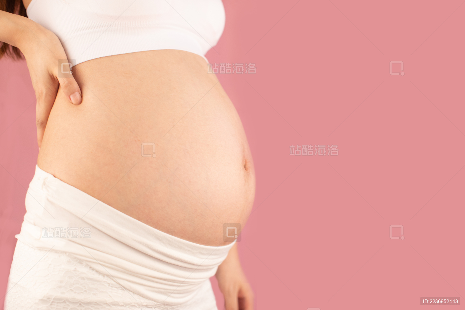 亚洲中国孕妇在单色背景前的特写