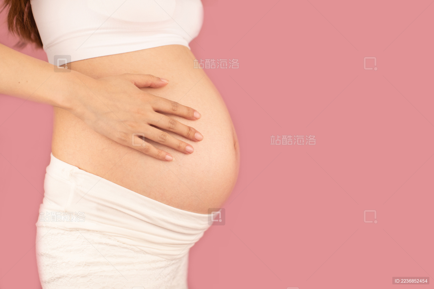 亚洲中国孕妇在单色背景前的特写