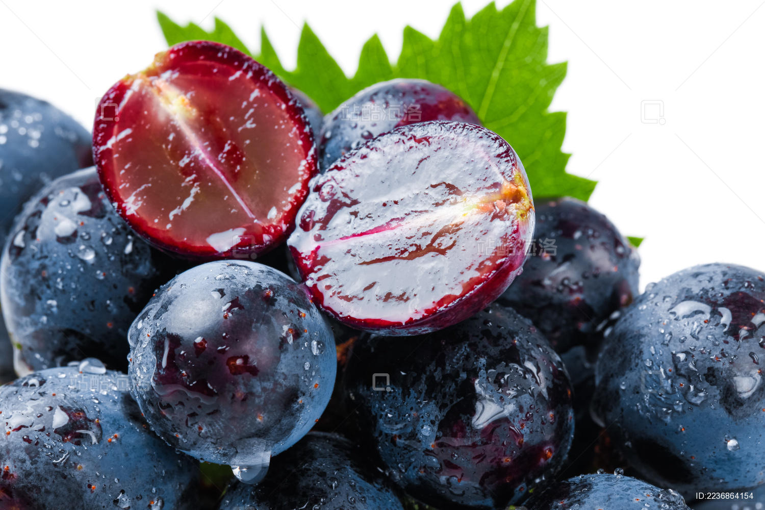 一堆夏黑葡萄上的切开的夏黑葡萄果肉特写