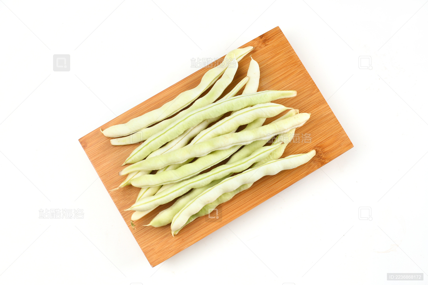 新鲜芸豆放在竹板上在白色背景前
