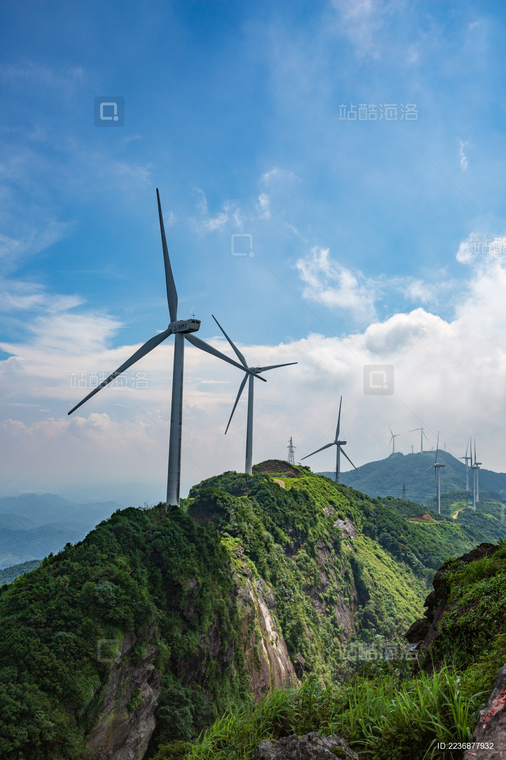 中国广东河源缺牙山山顶的风车