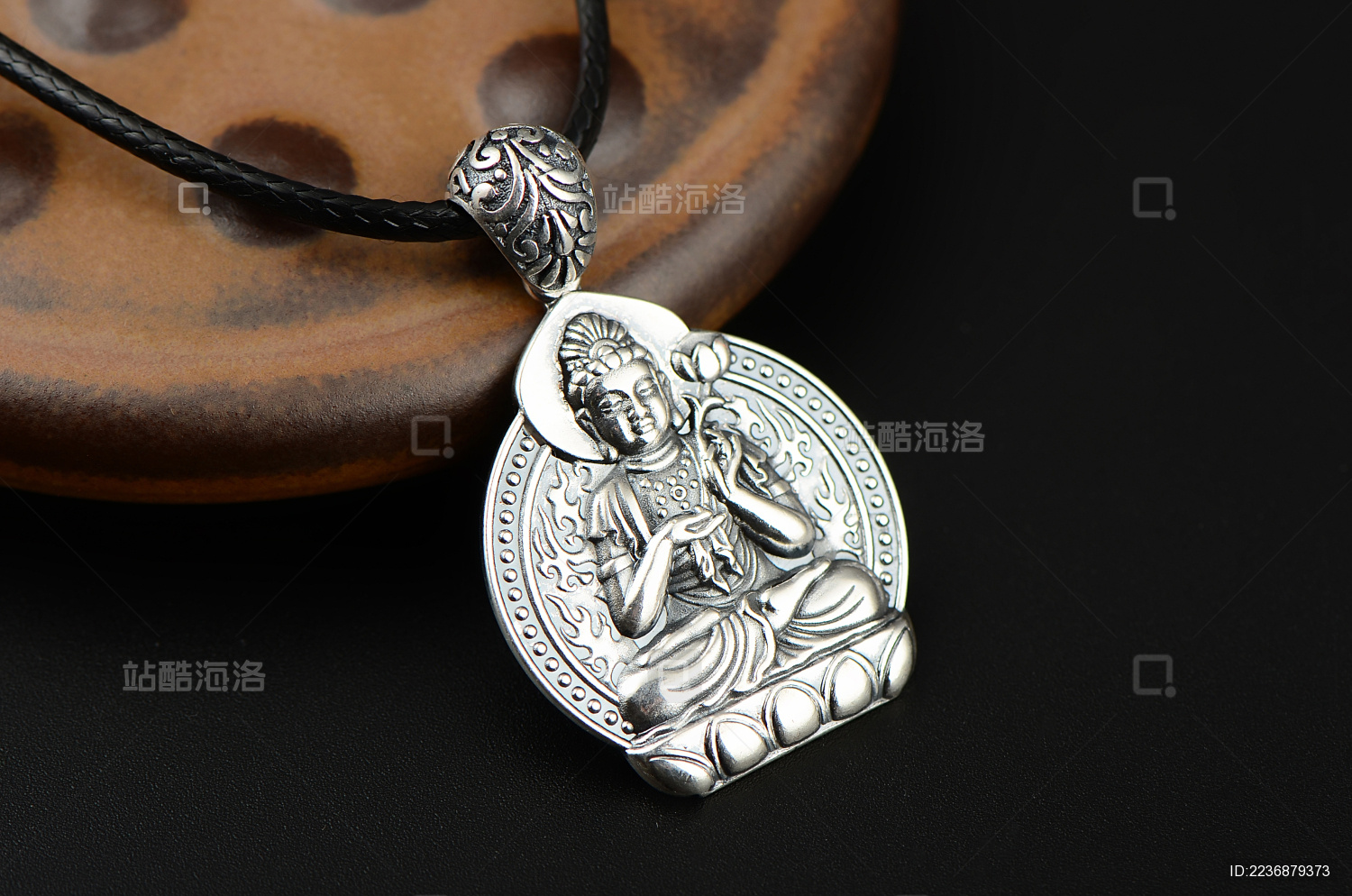 黑色背景上的纯银大势至菩萨像吊坠项链