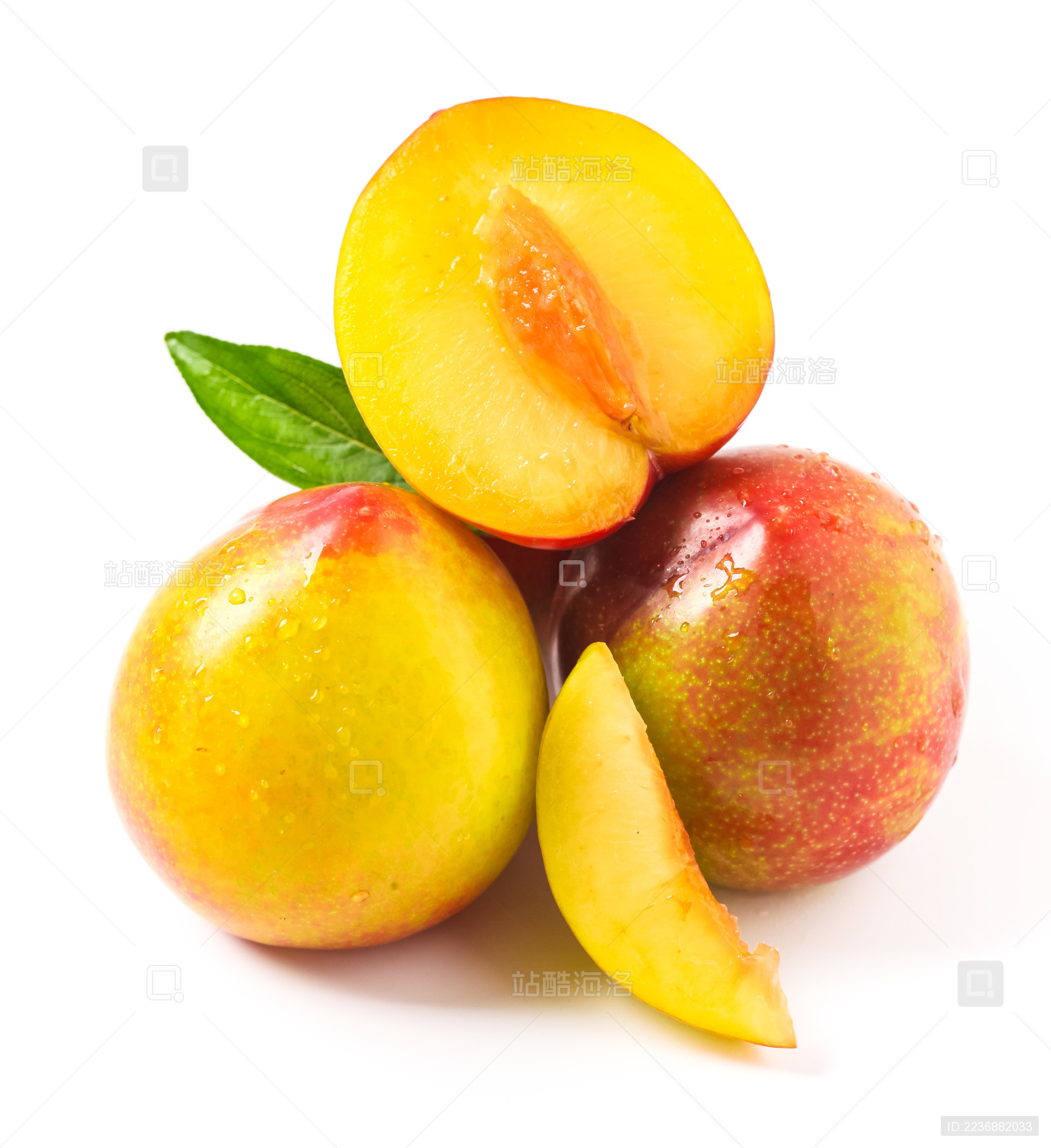 白底上两个完整的李子和切开的李子