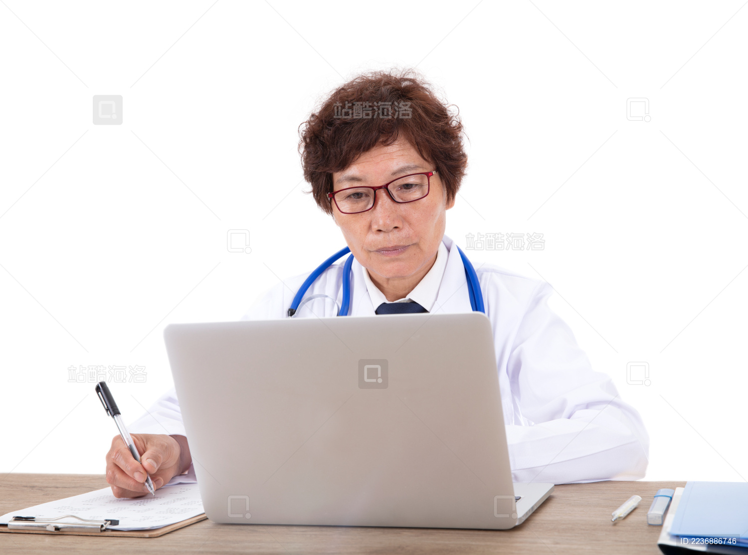 正在电脑前工作中的中国医生