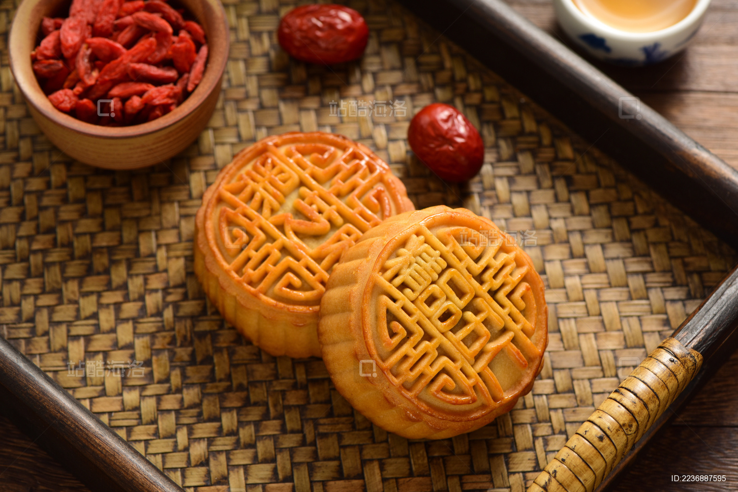 复古中国风背景上的中秋节美食月饼