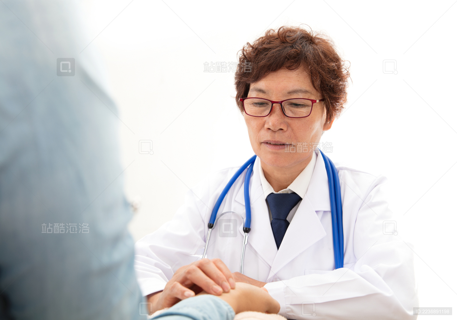 穿着白大褂的中国医生正为患者号脉