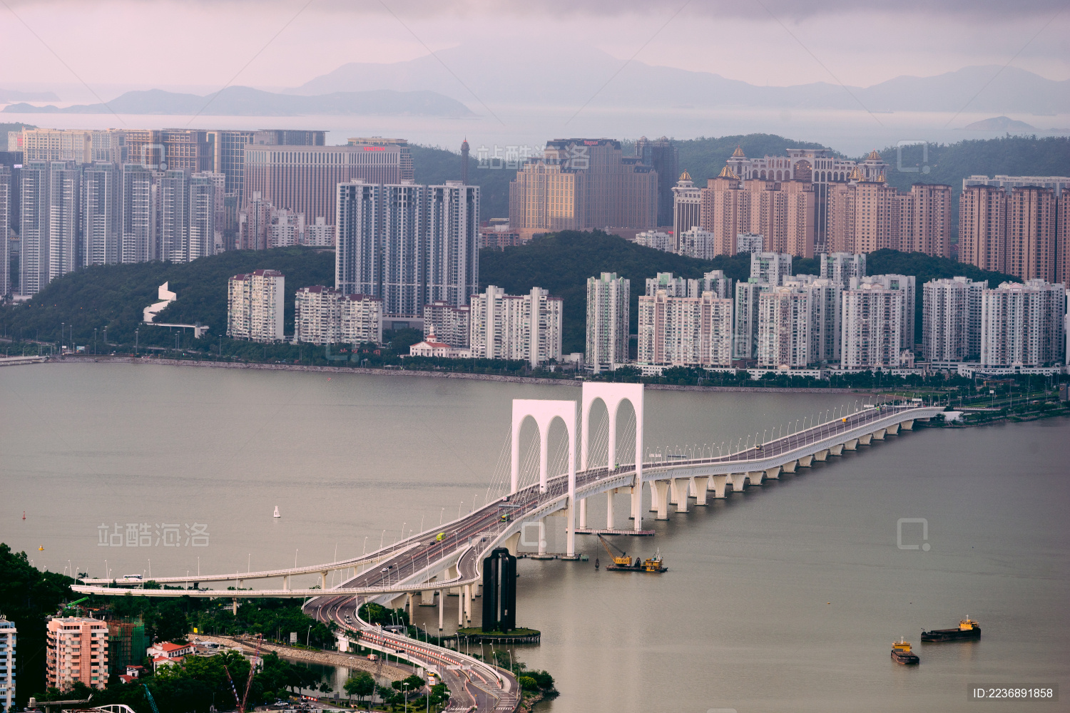 在珠海拍摄澳门西湾大桥全景图