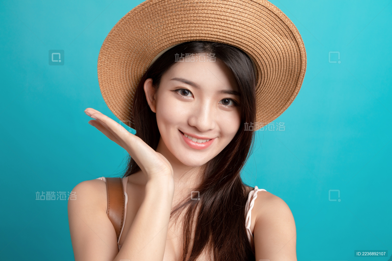 蓝色背景里 对着镜头正在自拍的东方美女