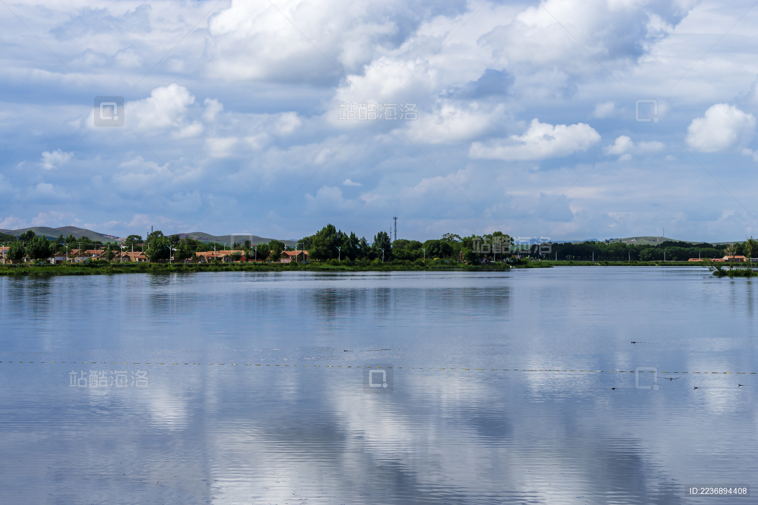 夏季蓝天白云下的河北沽源青年湖风光