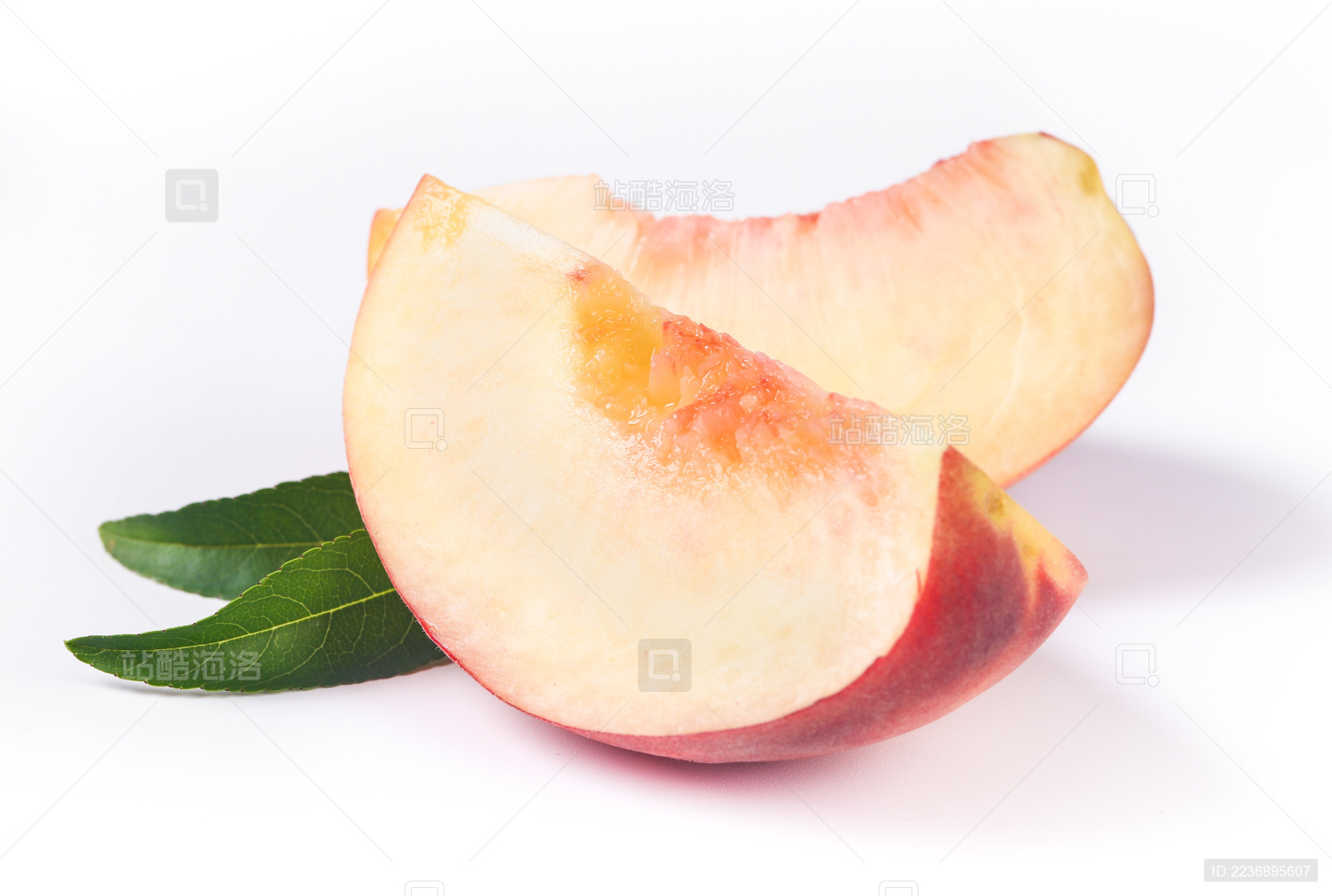 三个桃子在白色上切成两半高清摄影大图-千库网