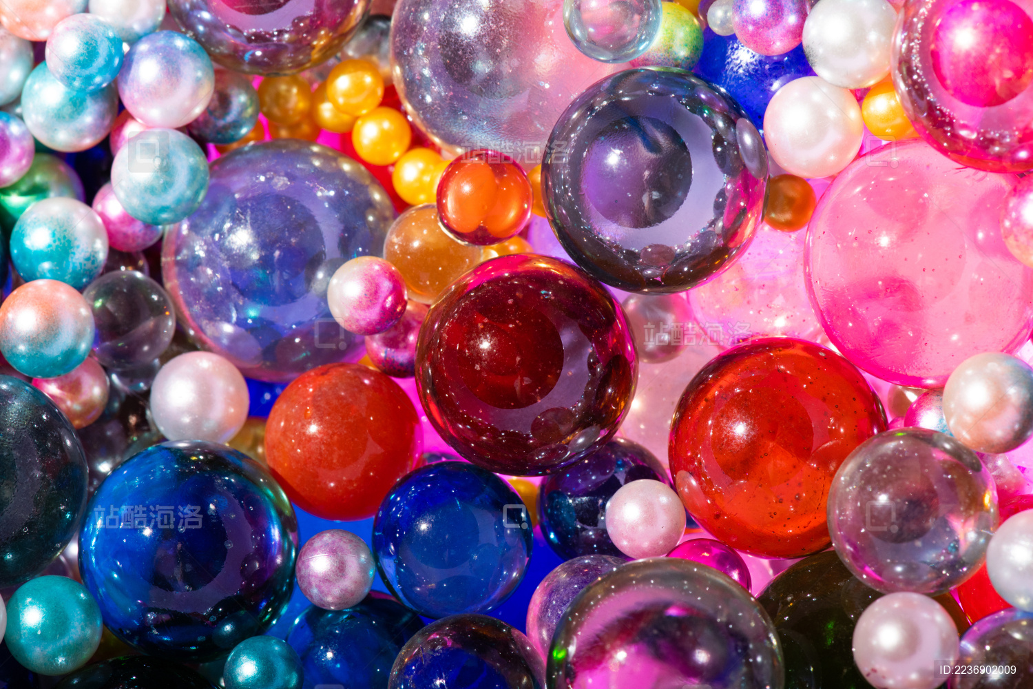 大大小小五彩缤纷的珠子堆叠在一起