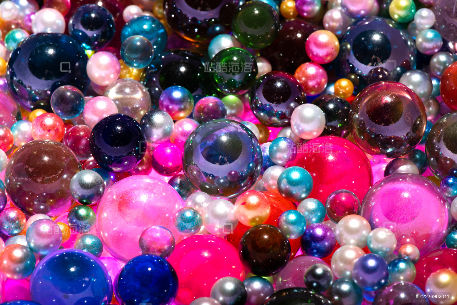 大大小小五彩缤纷的珠子堆叠在一起