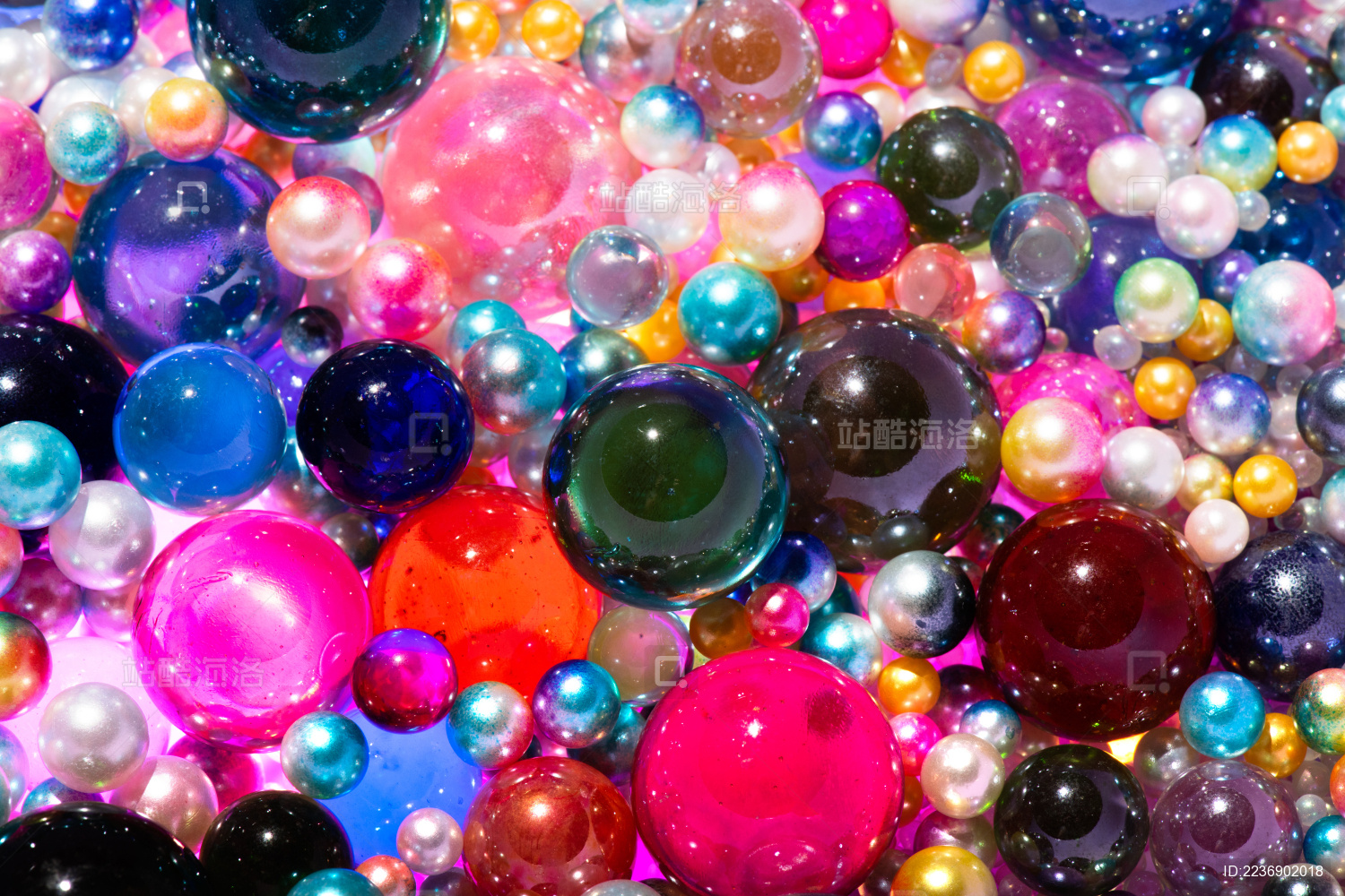 大大小小五彩缤纷的珠子堆叠在一起
