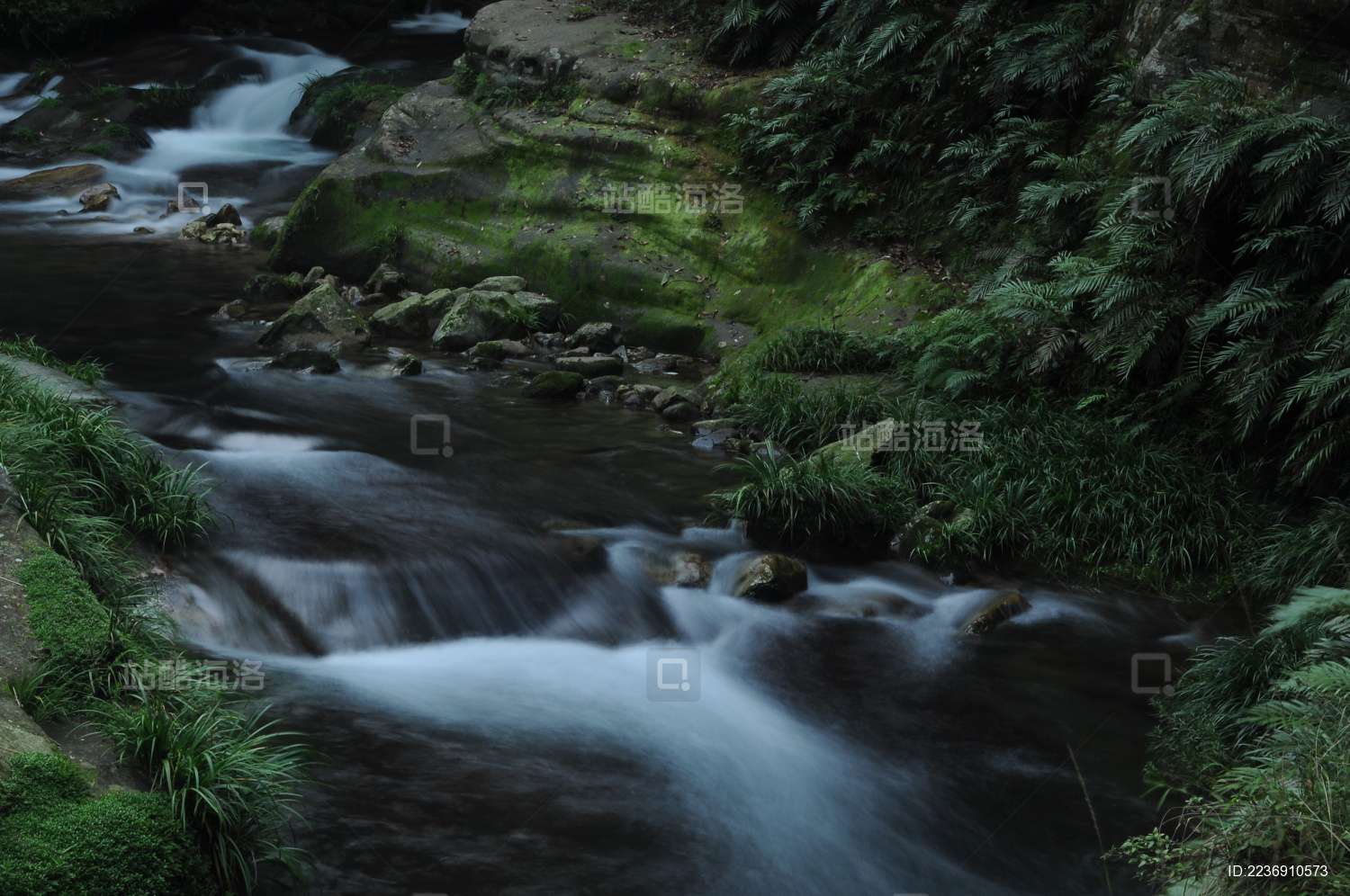 慢门摄影下的湖南张家界金鞭溪溪水