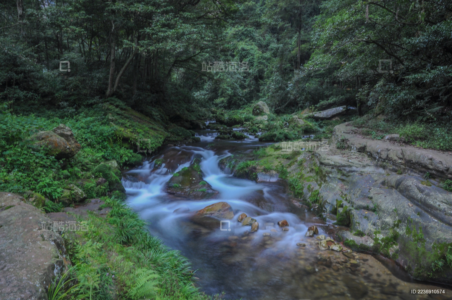 慢门摄影下的湖南张家界金鞭溪溪水