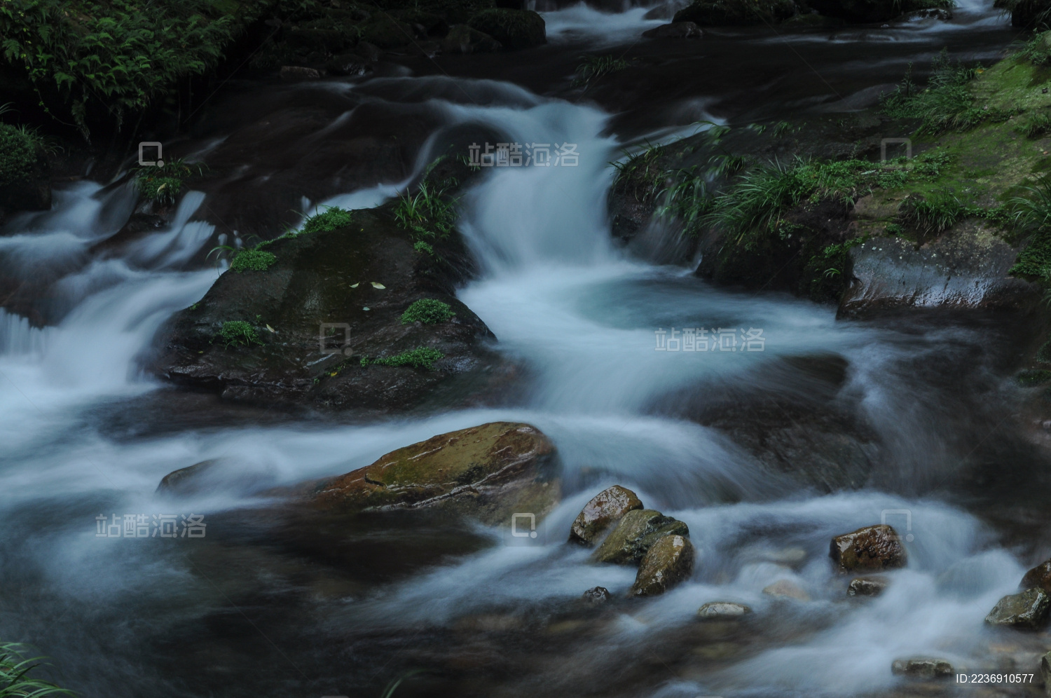 慢门摄影下的湖南张家界金鞭溪溪水