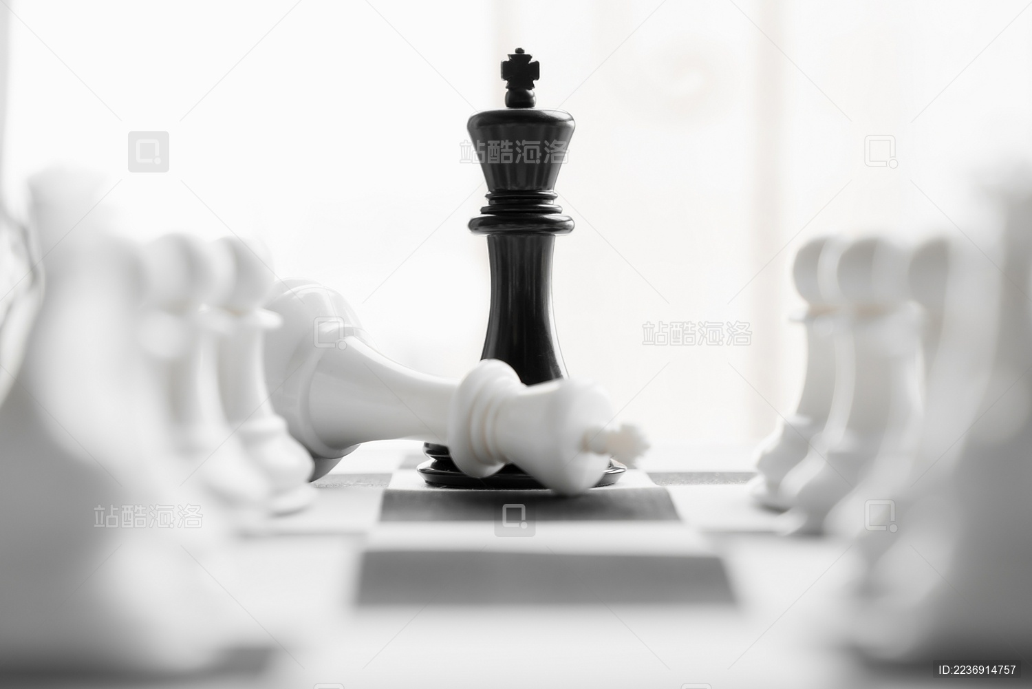 黑白格的棋盘以及黑白棋子的国际象棋对局