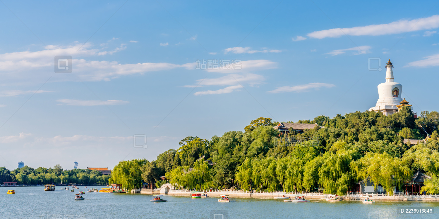 中国北京北海公园白塔和游船