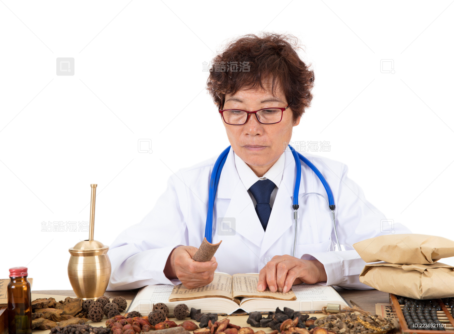 中医药师拿着一块桂皮翻看中药典籍查找资料