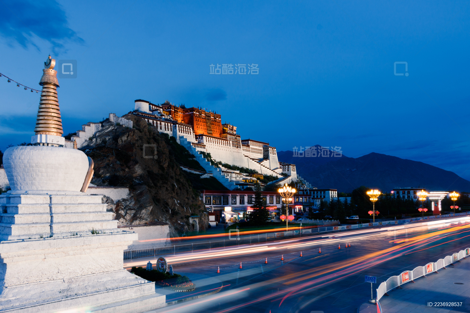 傍晚中国西藏拉萨布达拉宫