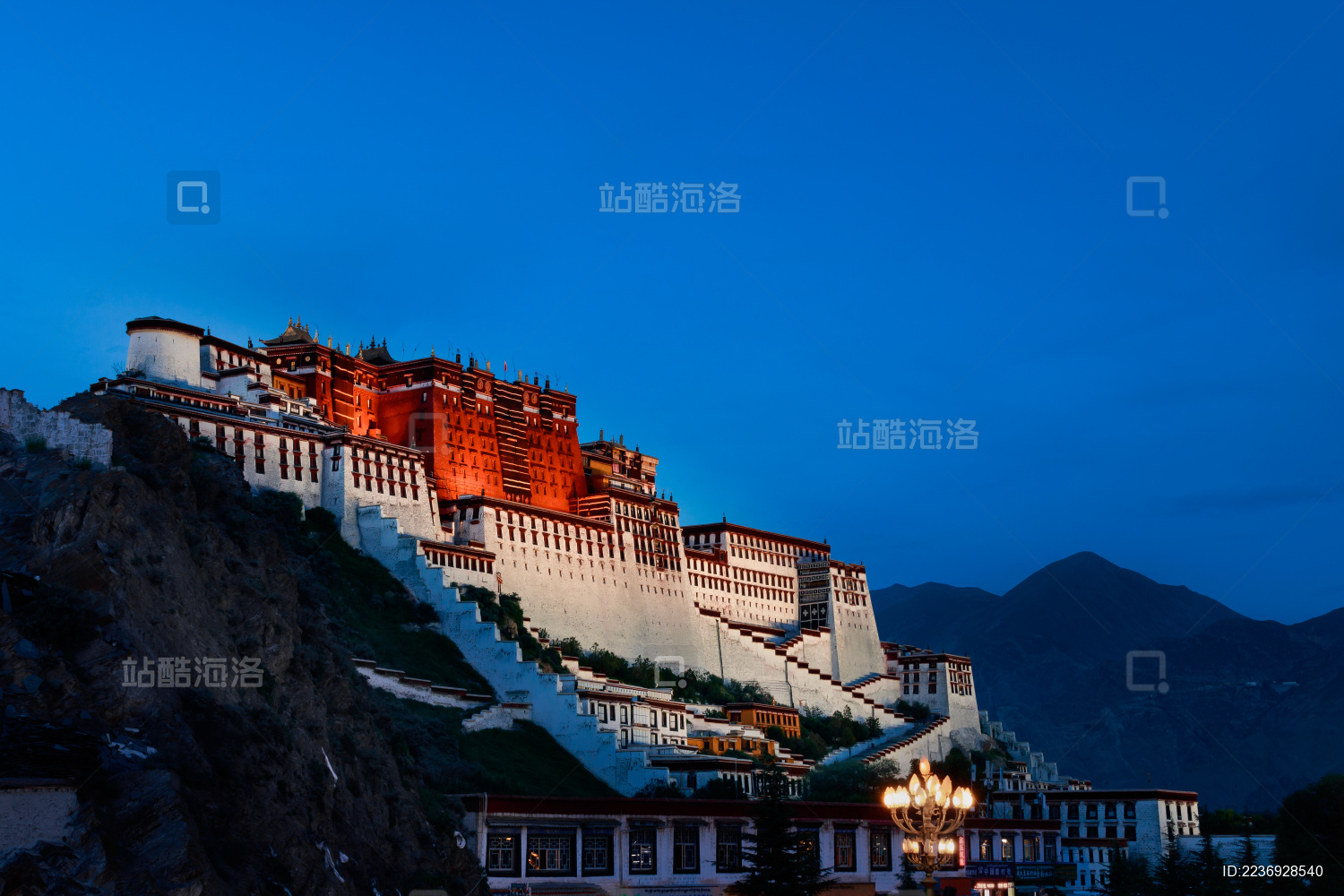 傍晚中国西藏拉萨布达拉宫