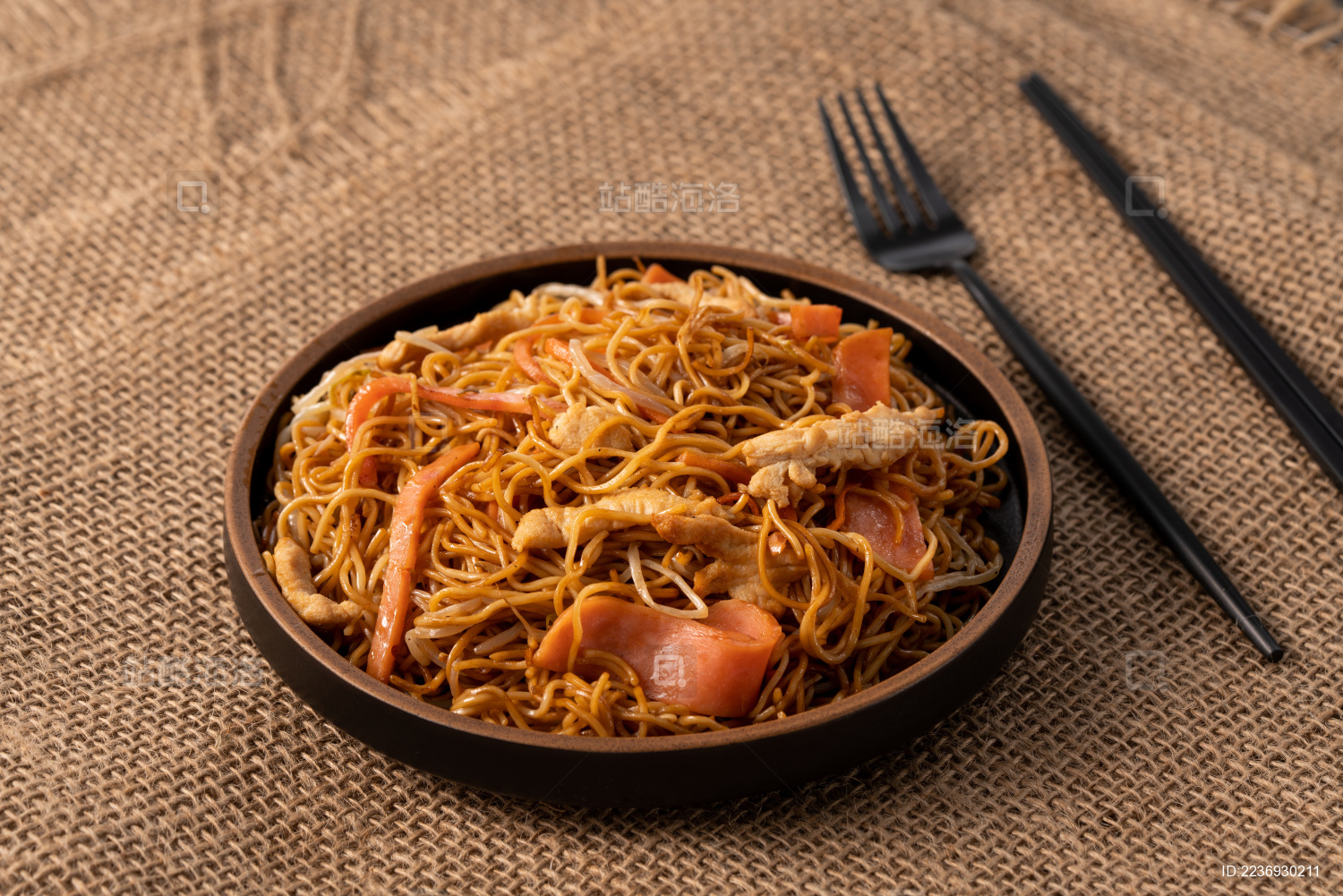 粗麻布上的盘子 盘子里的三丝炒面