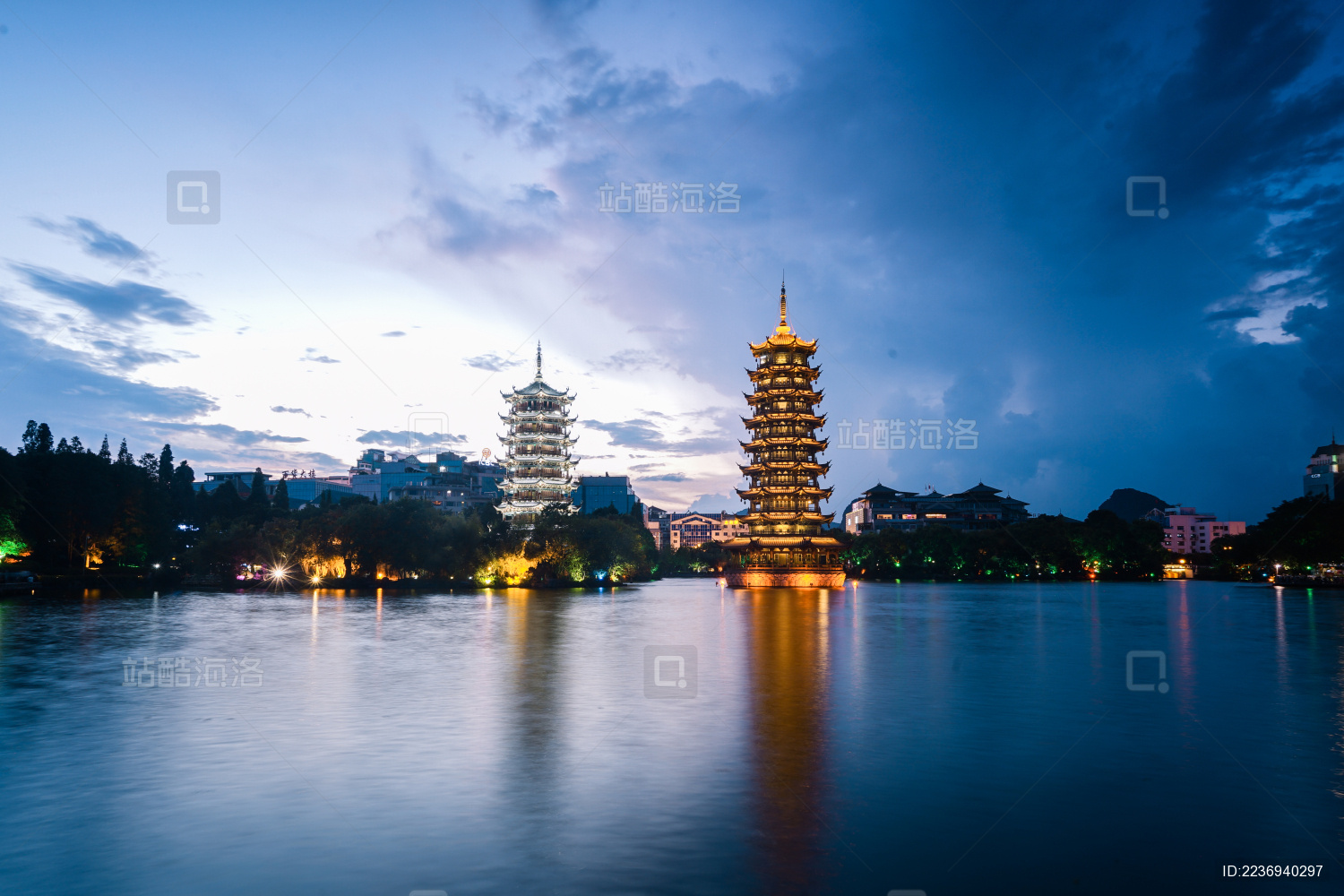 中国广西桂林两江四湖景区日月双塔夜景