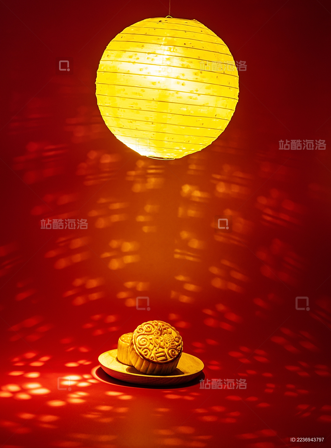 中国中秋节美食月饼和镂空花笼灯