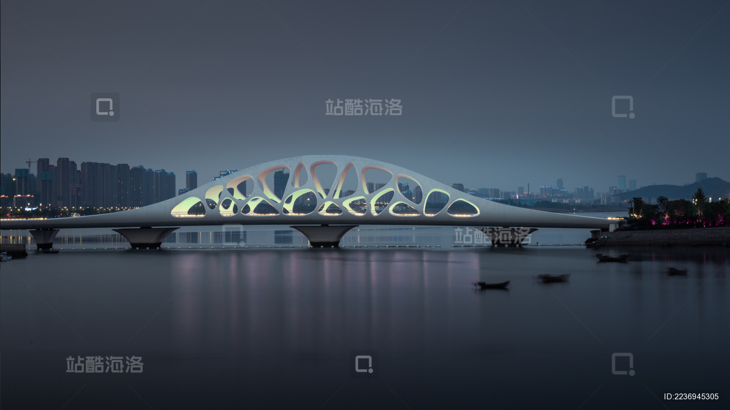 中国山东省青岛市夜幕即将降临青岛星光岛贝壳桥风光
