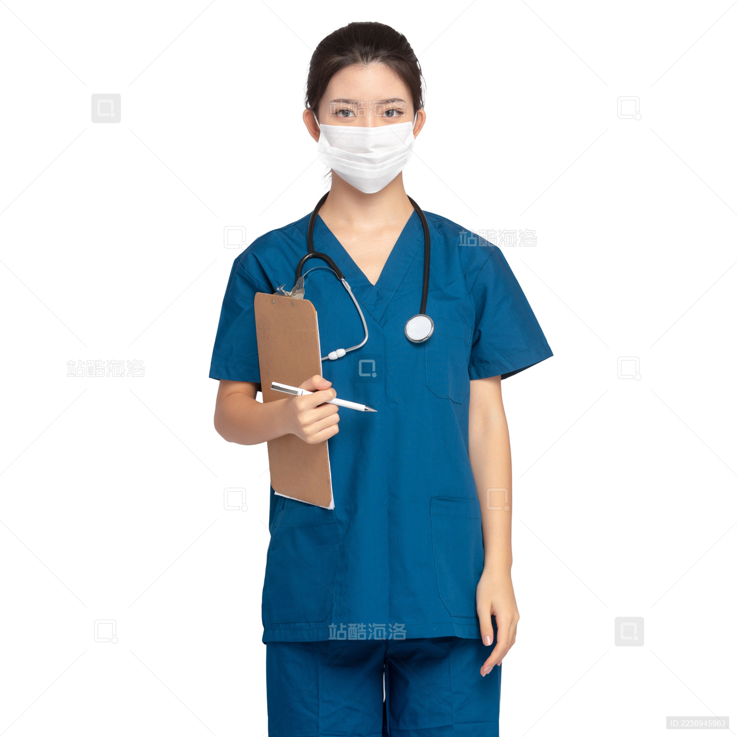 白色背景里 身穿蓝色手拿记事板夹的年轻女医师