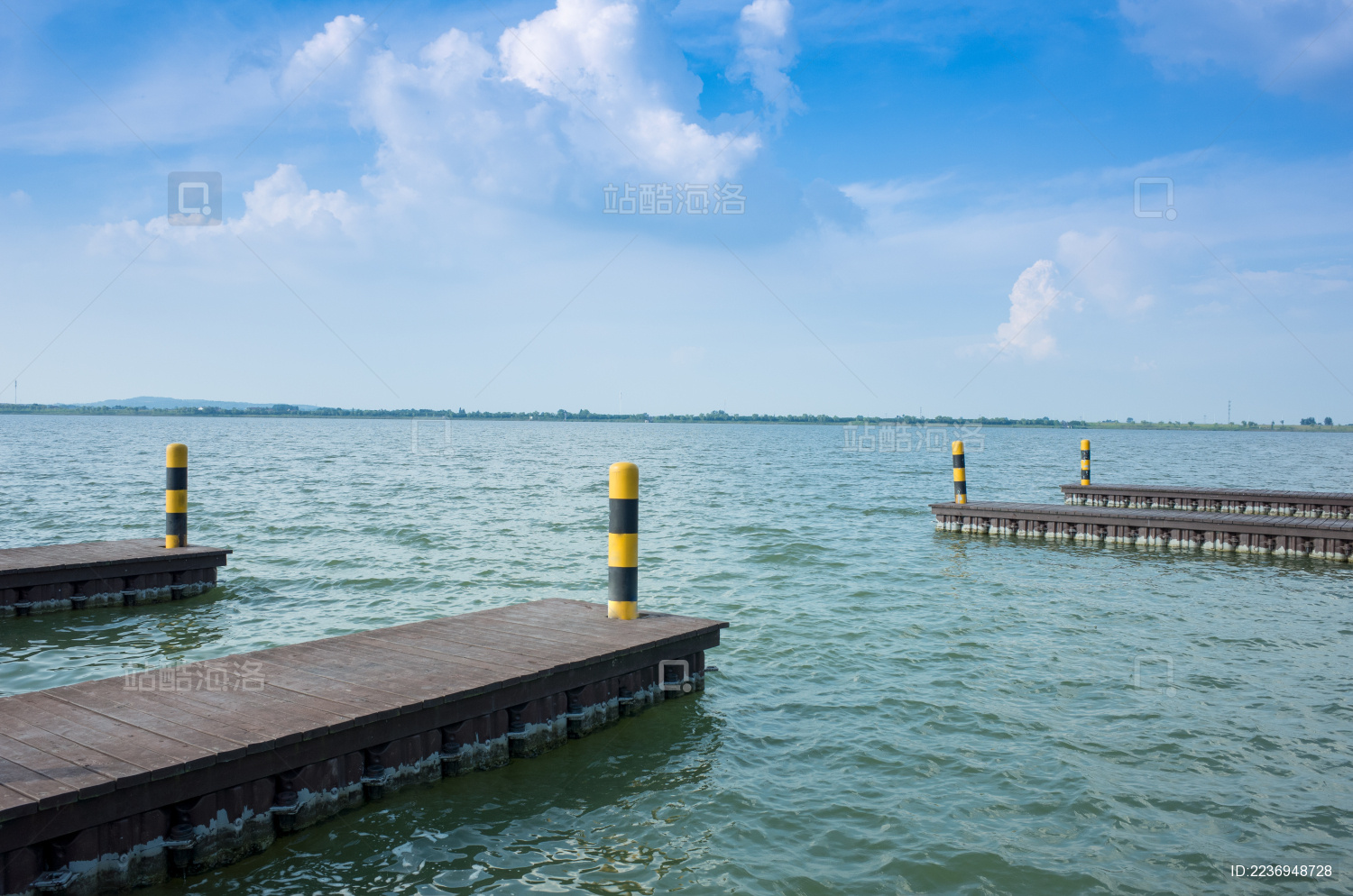 湖边用来停靠游船的小码头