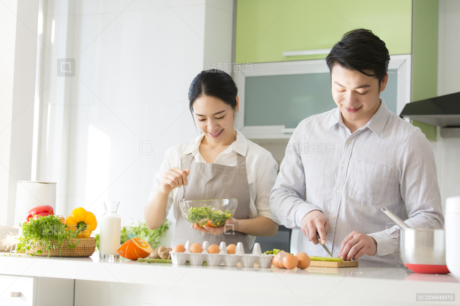 年轻情侣在厨房做饭-蓝牛仔影像-中国原创广告影像素材