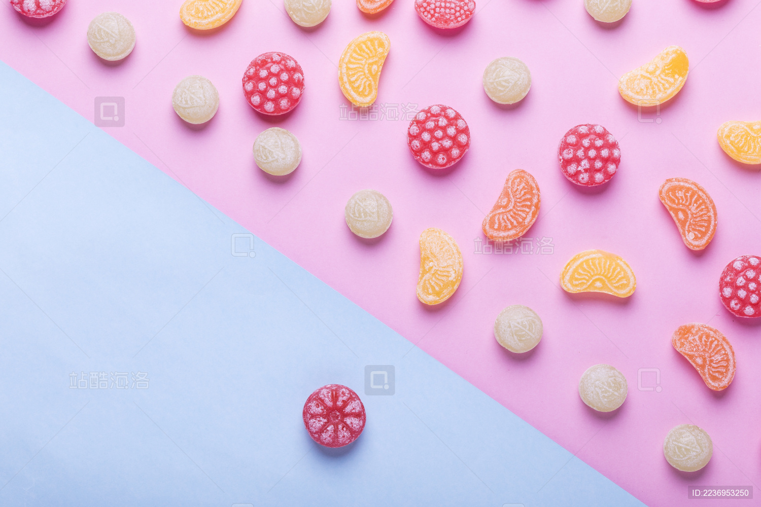 纯色少女粉背景下的水果糖
