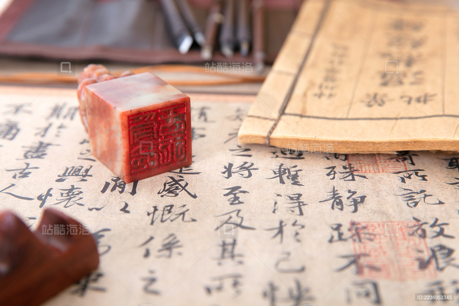 中国传统书法作品和石头印章