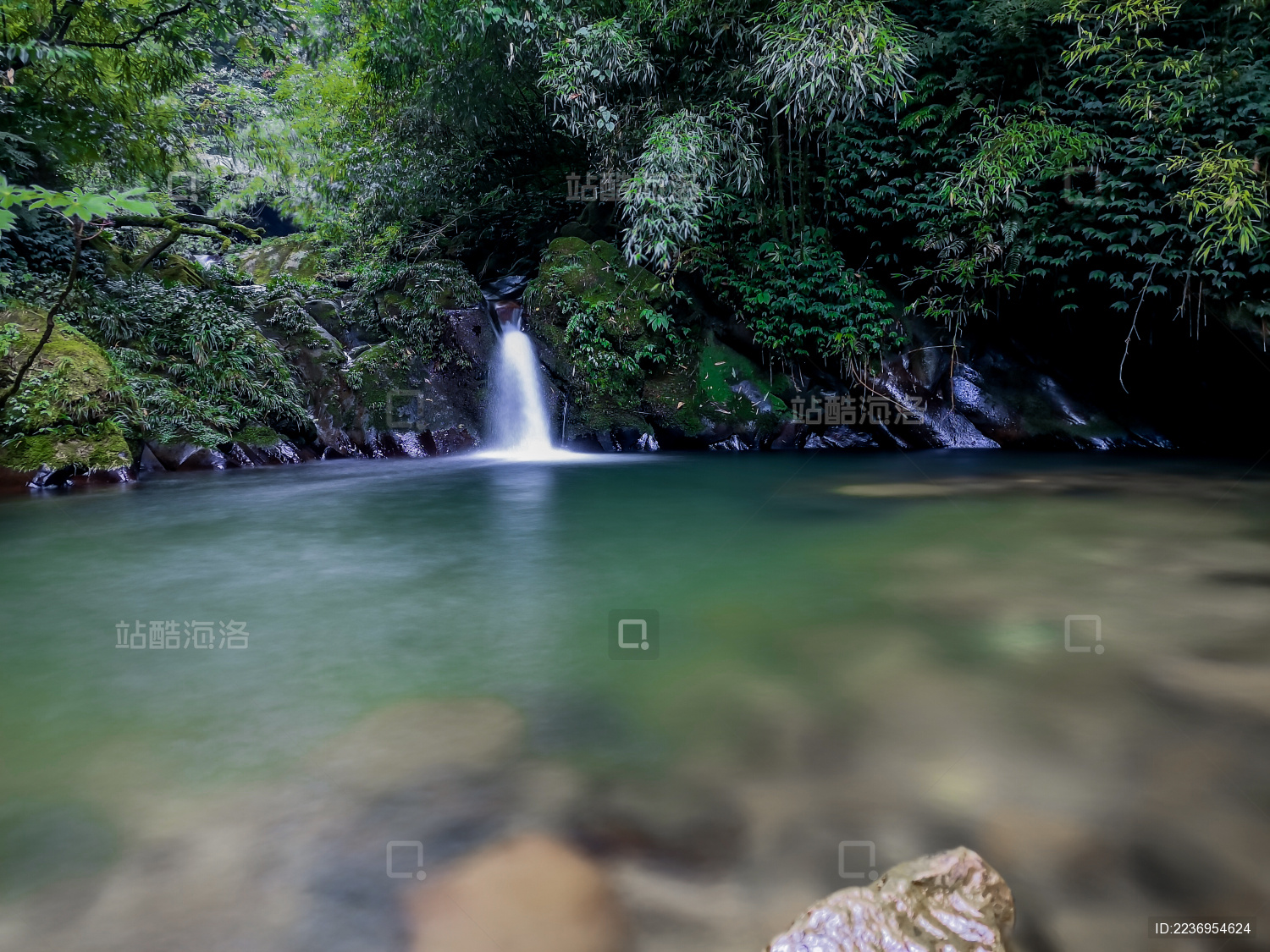 四川省洪雅瓦屋山国家森林公园内飞瀑流丹