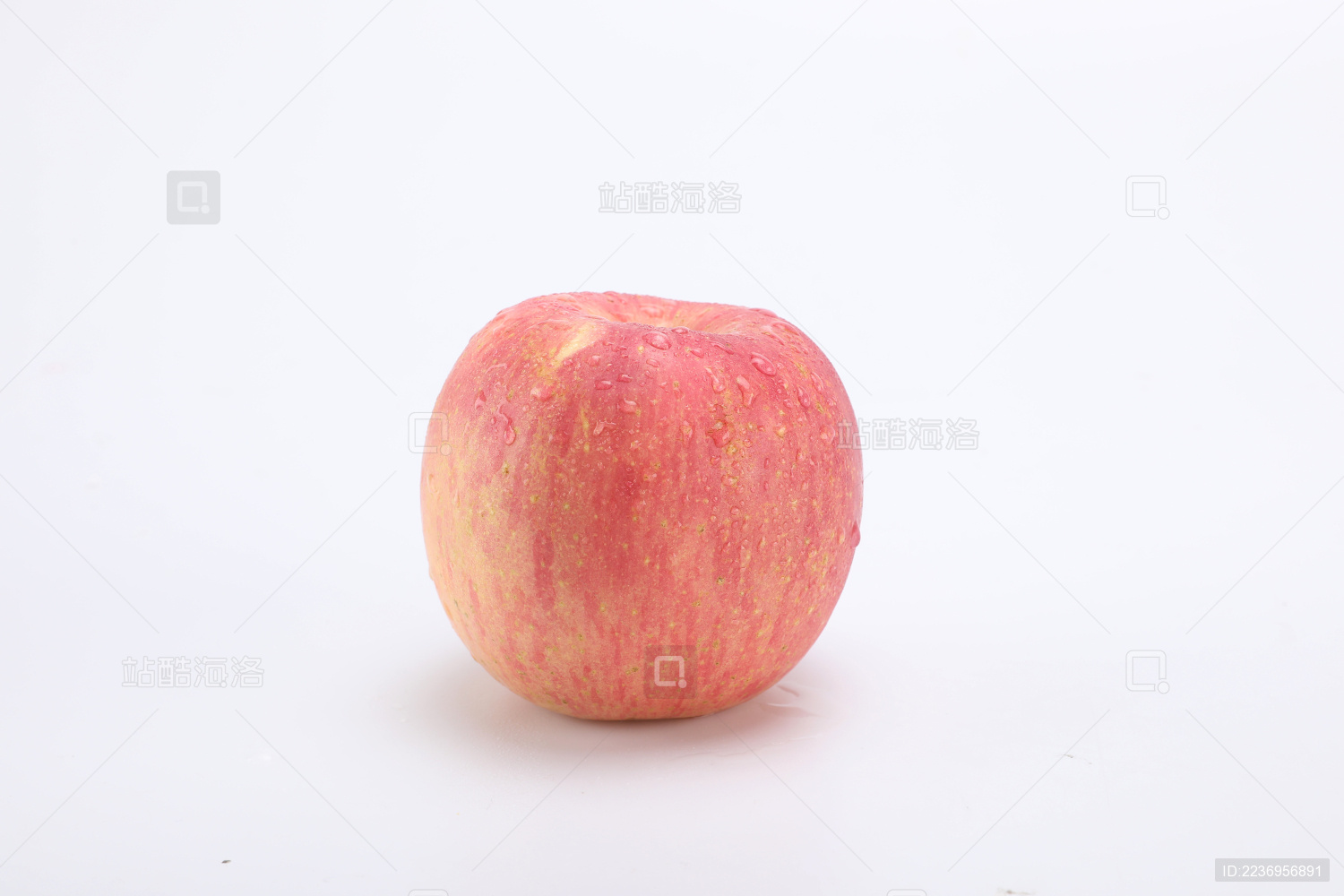 红色的苹果放在白色的桌面上