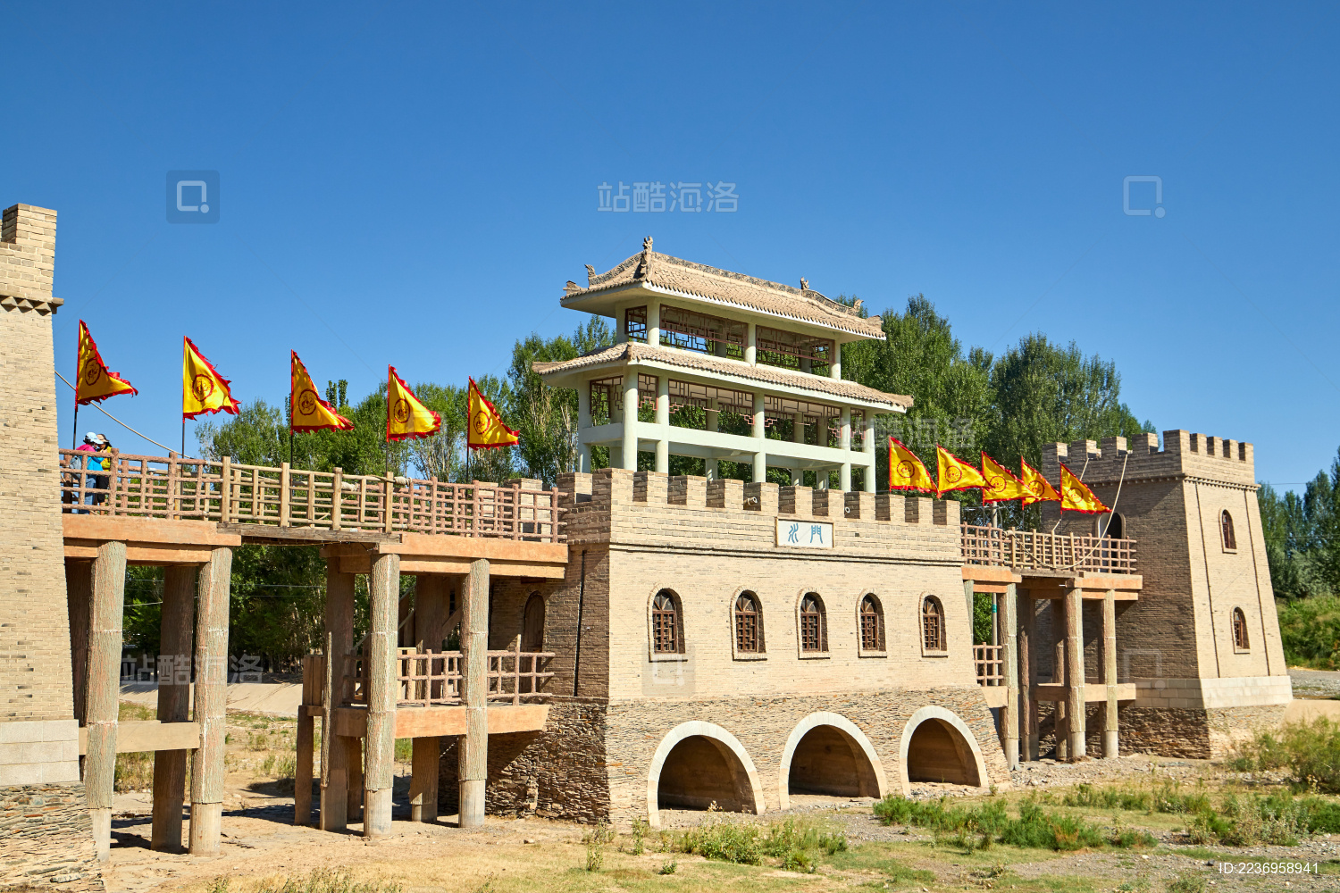 夏季甘肃省嘉峪关旅游景区悬壁长城的水门