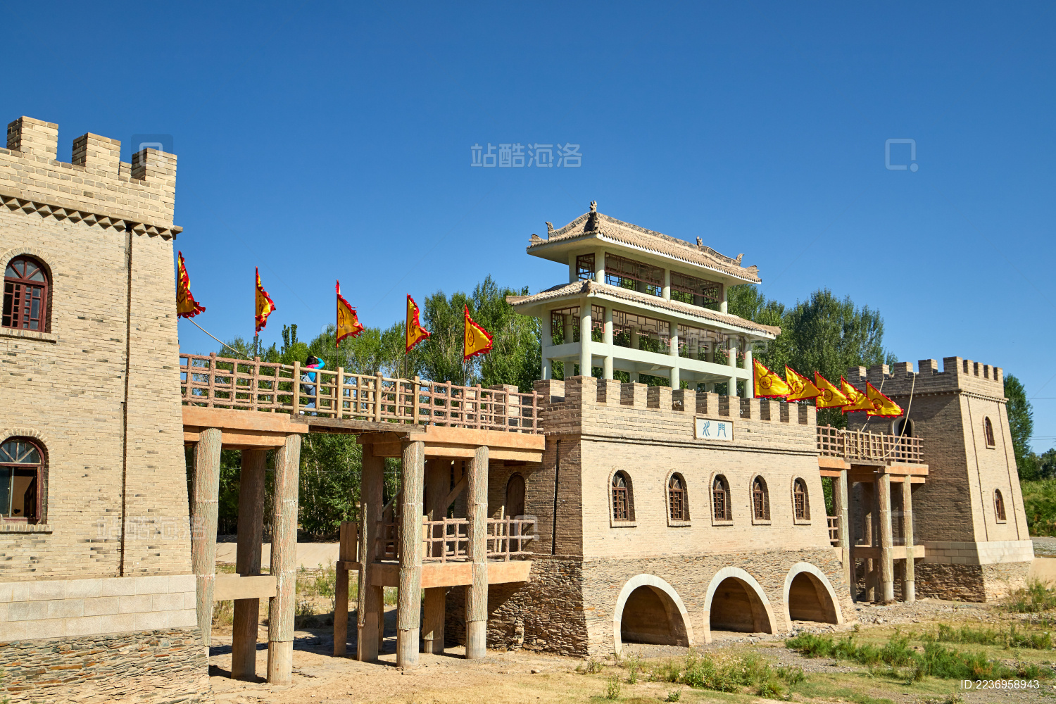 夏季甘肃省嘉峪关旅游景区悬壁长城的水门