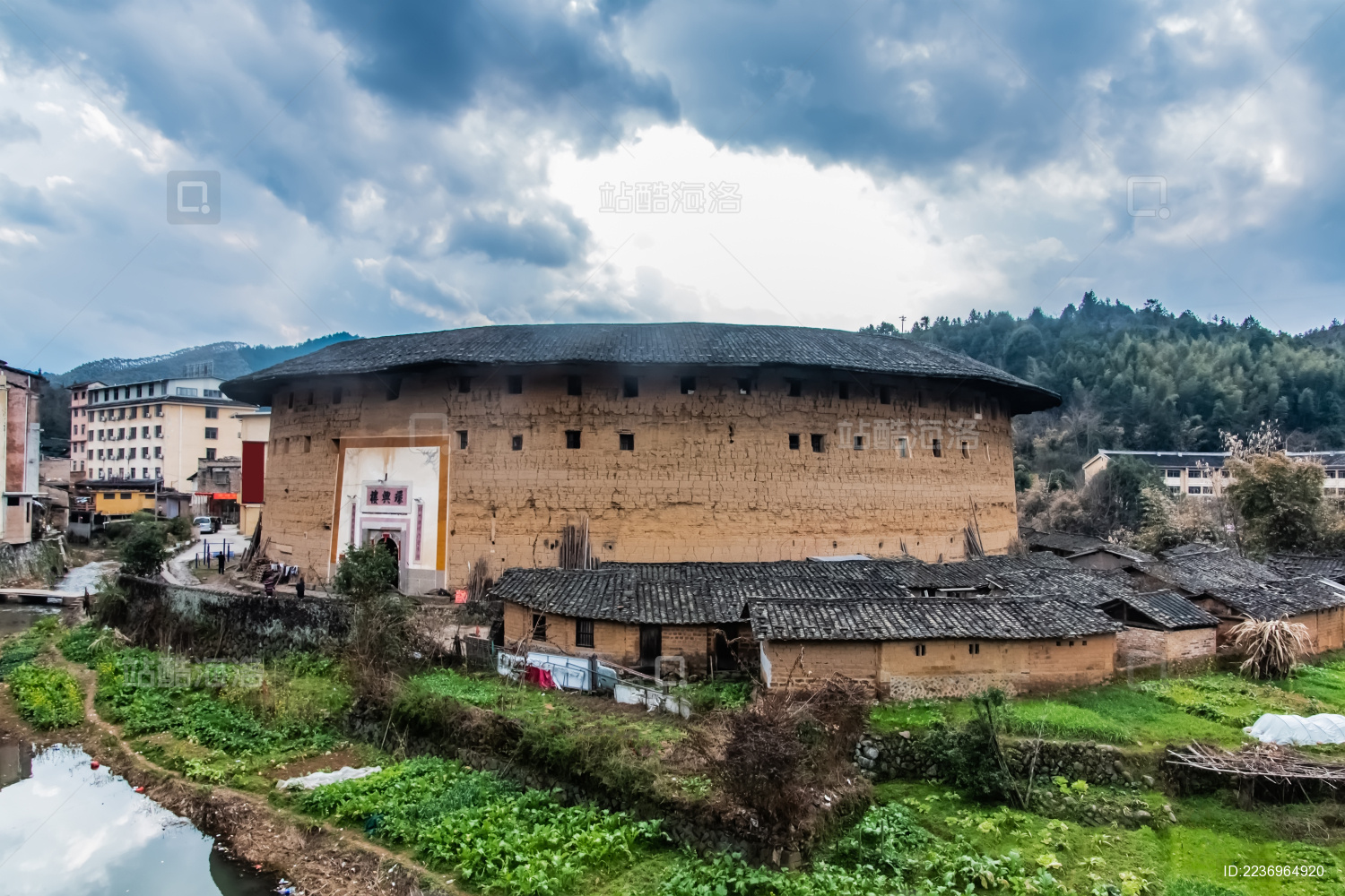 福建省龙岩市永定区湖坑镇新南村环形楼圆形土楼建筑景观