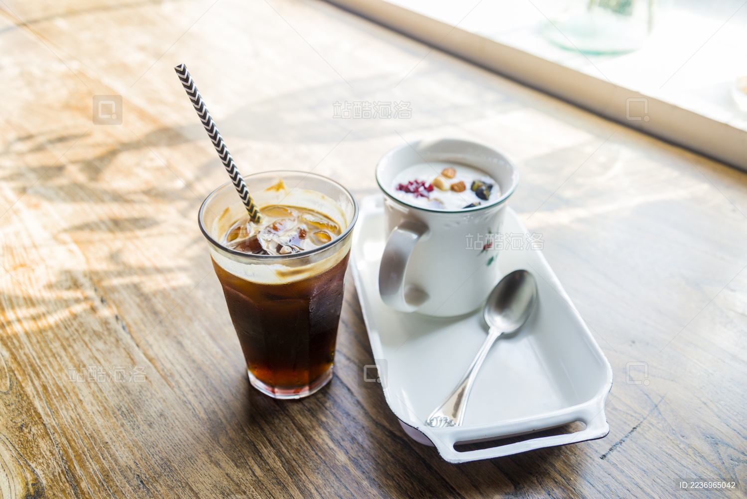 夏天里木桌子上放在纯手工制作的酸奶和冰美式咖啡