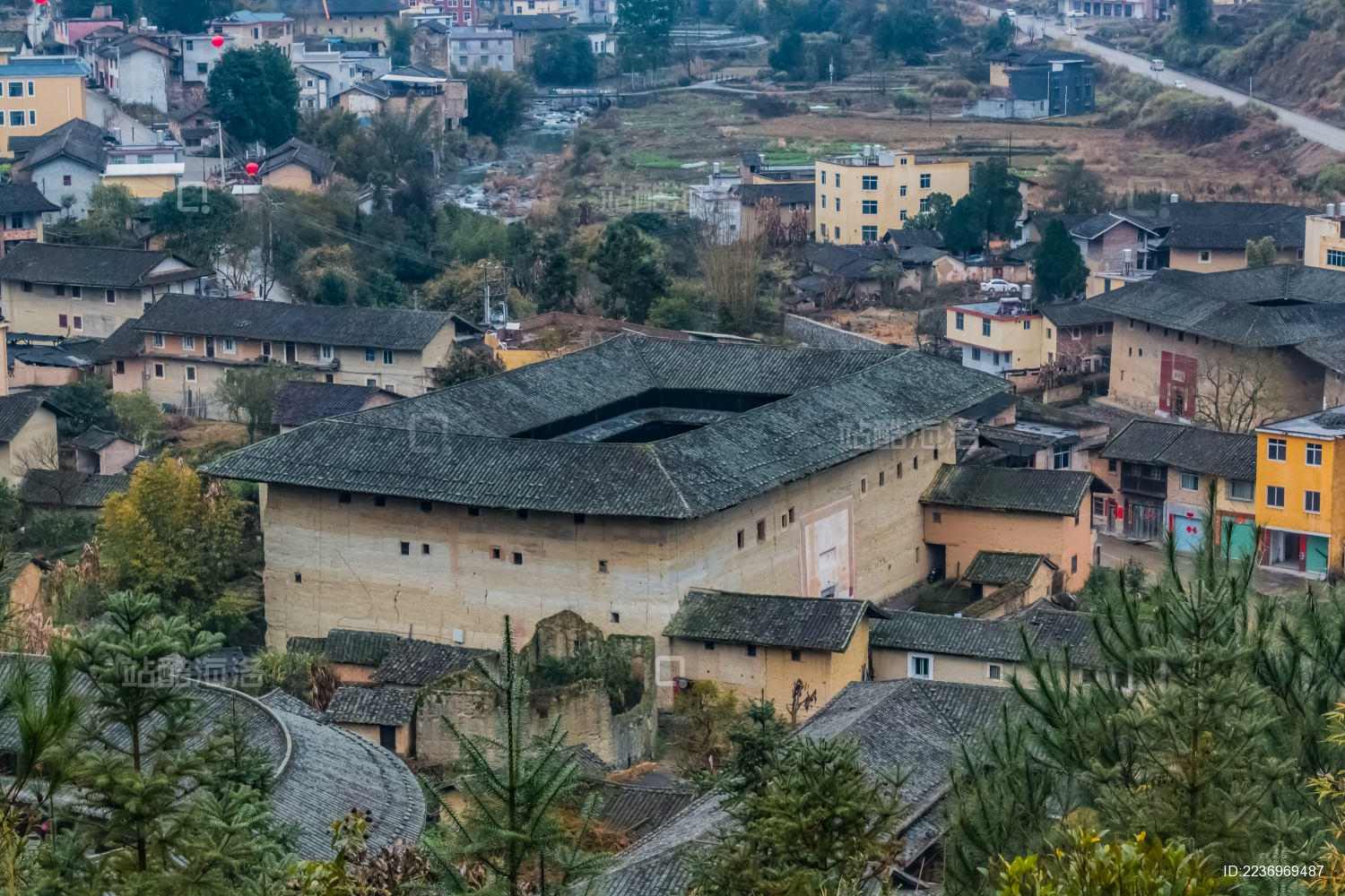 福建省龙岩市永定区湖坑镇新南村下雨天的土楼群建筑景观