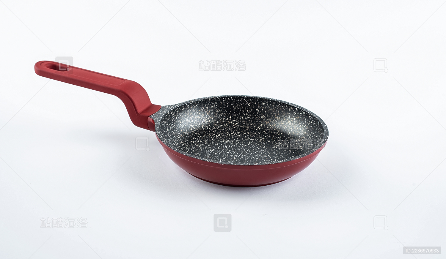 一只空的煎蛋锅平底锅在白色背景上   