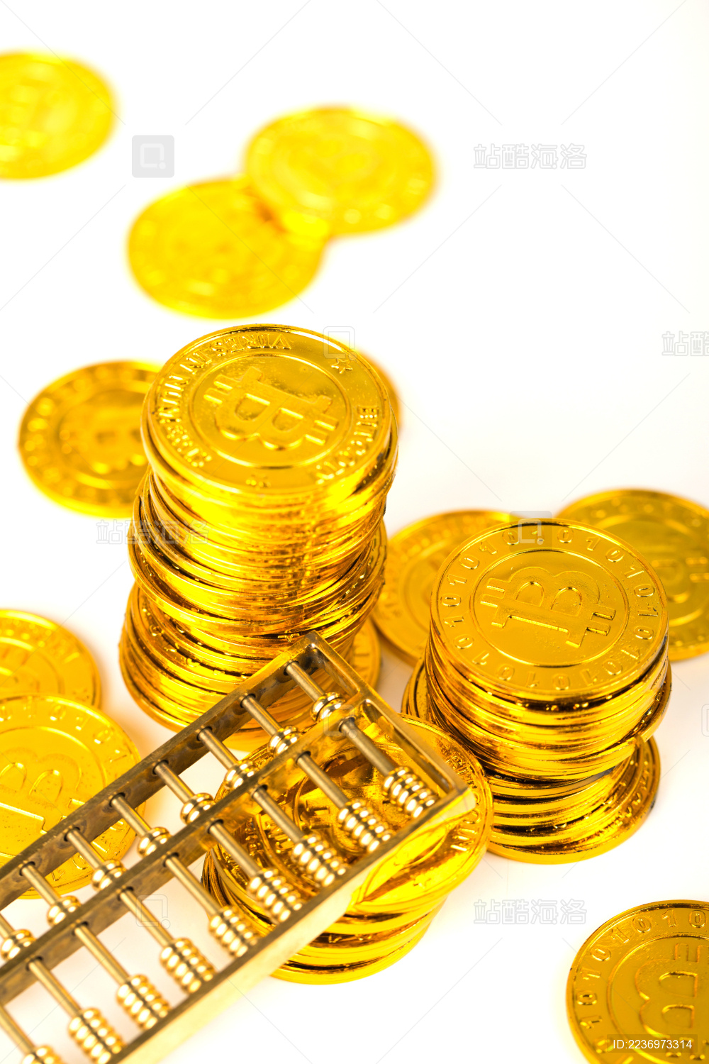 白色背景上无序摆放着的金币和金算盘