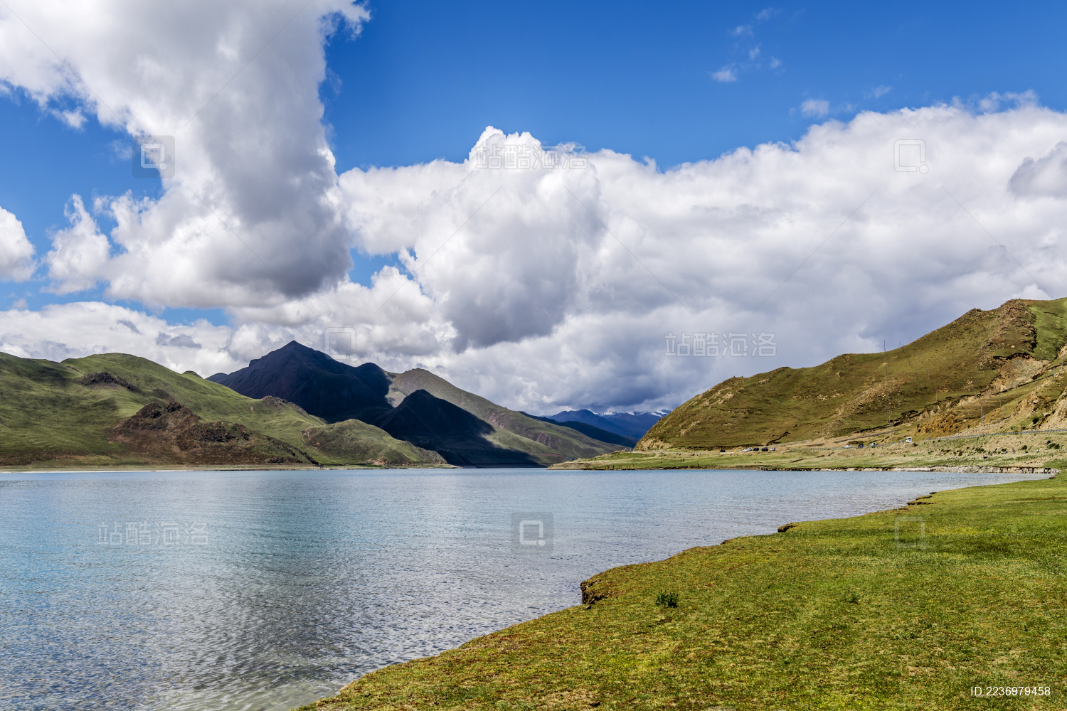中国西藏雅鲁藏布的蓝天云海风光 