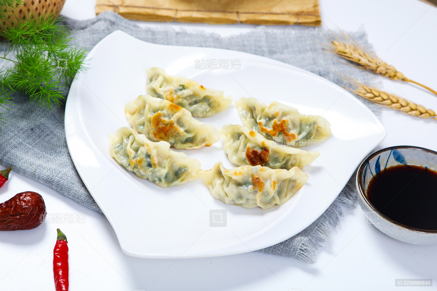 装在碟子里的特色美食煎饺