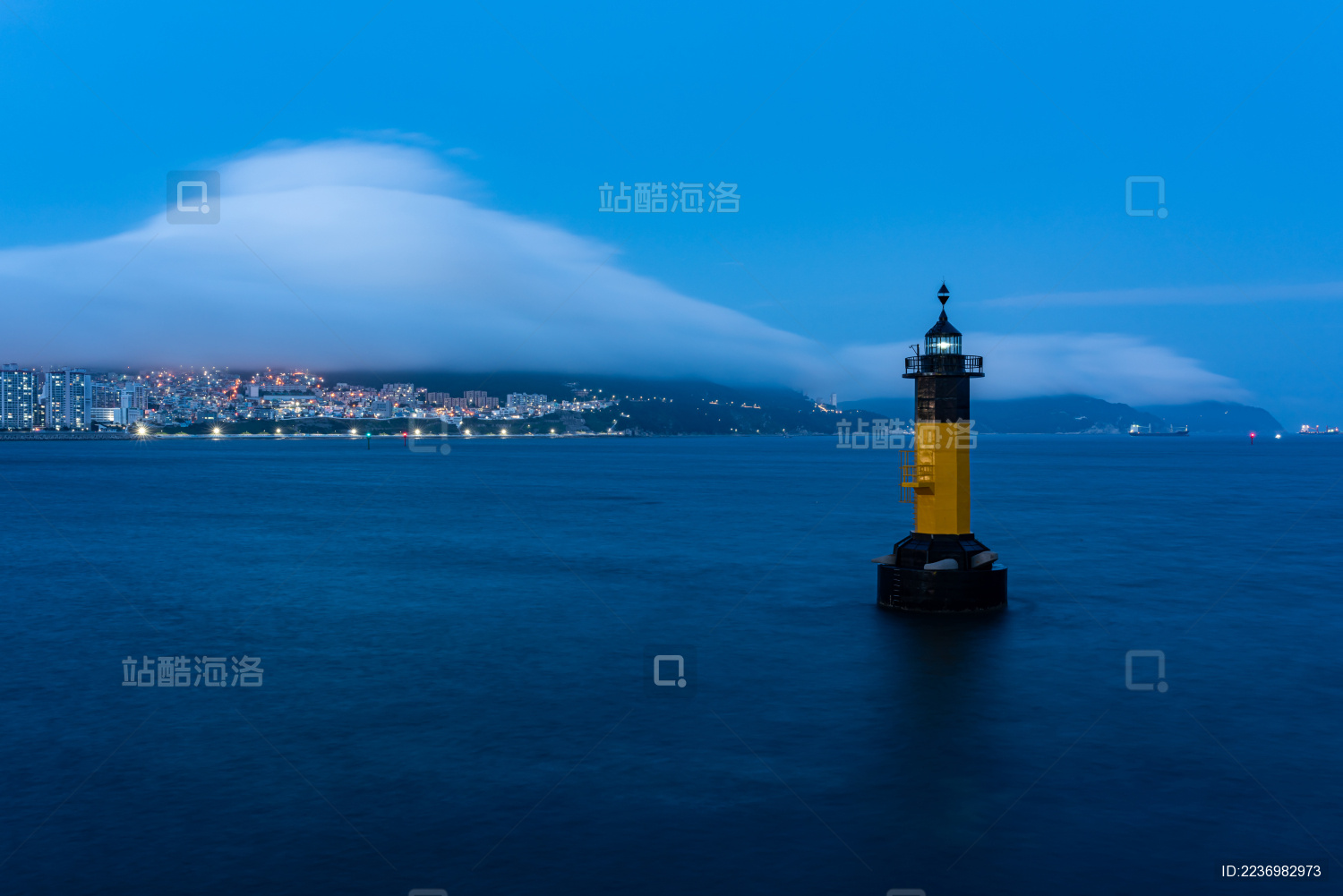 釜山海岸线边的上的黄色灯塔